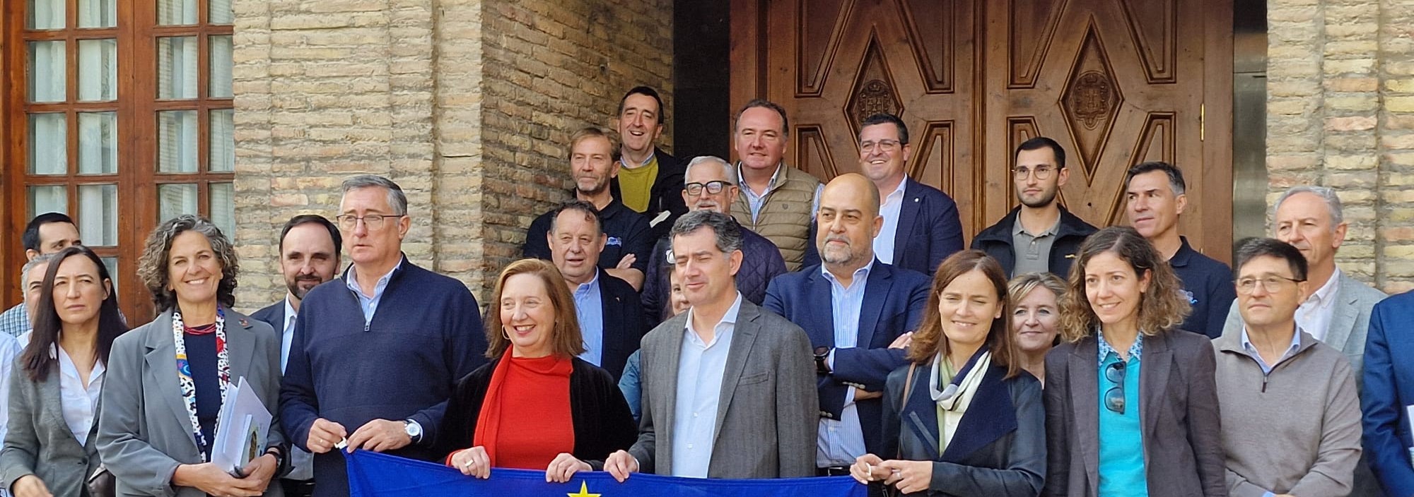 El presidente de la CHE visita las obras de Ebro Resilience entre Fuentes de Ebro y Osera, en Aragón, acompañado por la alcaldesa de Fuentes; el consejero de Medio Ambiente del Gobierno de Aragón; el subdirector general del Agua del Miteco; directores generales de Navarra y La Rioja responsables de la Estrategia, y representantes de los regantes